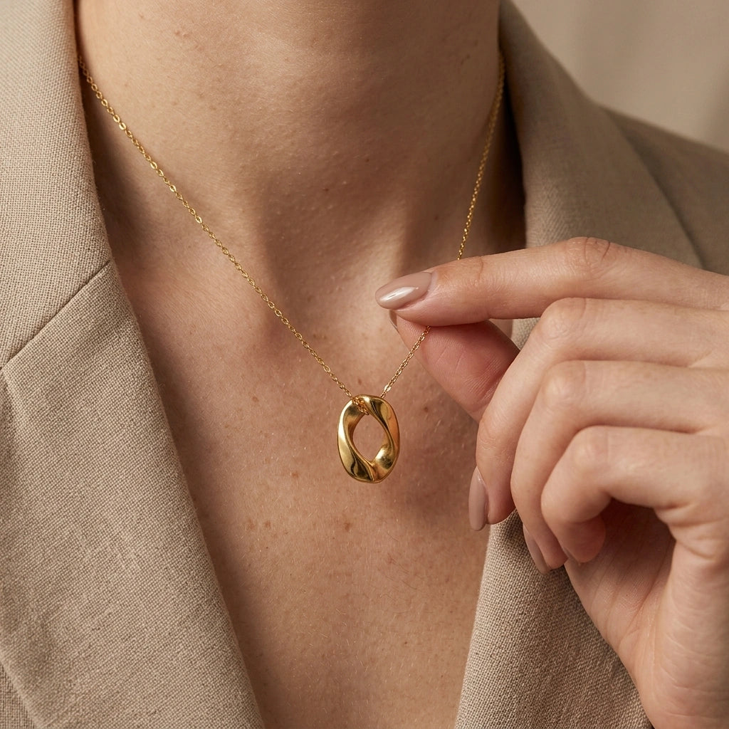 Torsade – A Loop of Liquid Gold